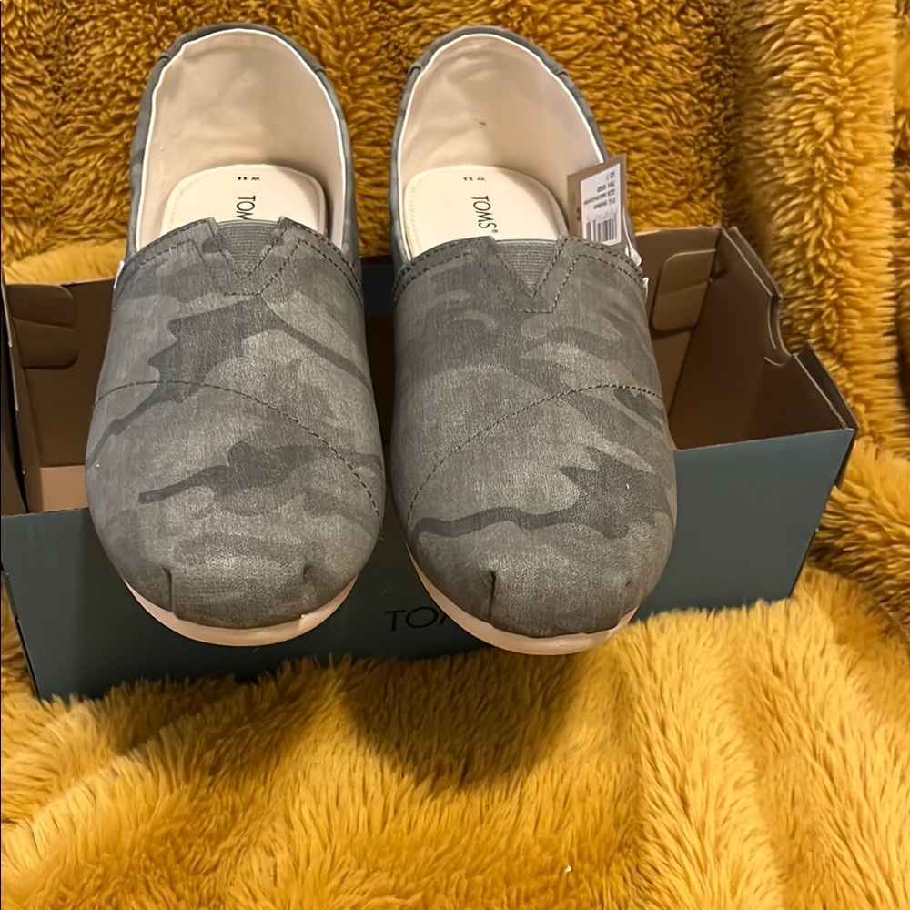 TOMS Amazon Green Camo Casual Slip-Ons Size 11M **NEW**